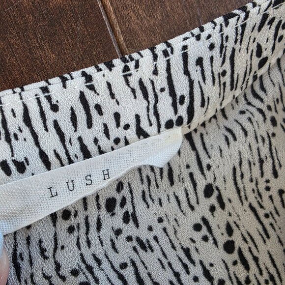 Lush Printed Blouse - Picture 2 of 4